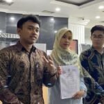 lima mahasiswa fakultas hukum universitas padjadjaran menyerahkan berkas permohonan uji formal uu tnike mahkamah konstitusi an 1745918442152 169