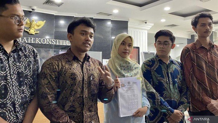 Gugatan terhadap UU TNI Revisi Terus Bertambah, Mahasiswa dan Praktisi Hukum Desak MK Lakukan Uji Materi 1 lima mahasiswa fakultas hukum universitas padjadjaran menyerahkan berkas permohonan uji formal uu tnike mahkamah konstitusi an 1745918442152 169
