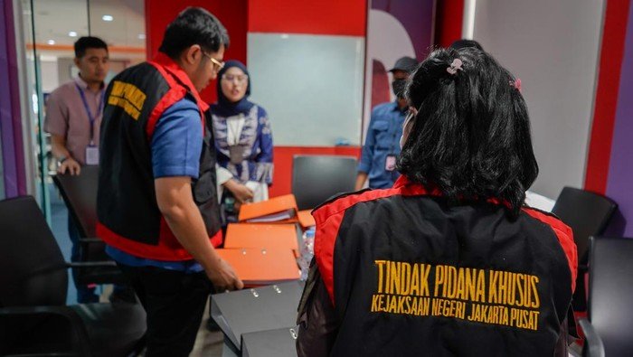 Kejari Jakpus Segera Tetapkan Tersangka Kasus Korupsi Pusat Data Nasional, Diduga Rugikan Negara Ratusan Miliar 1 penggeledahan di salah satu lokasi terkait kasus korupsi proyek pusat data nasional 1745545041380 169