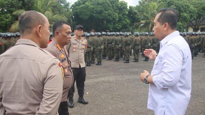 Kolaborasi Polri dan Unhan Latih 3.183 Sarjana Penggerak untuk Sukseskan Program Makan Bergizi Gratis 1 polri unhan berkolaborasi latih 3183 sarjana untuk sukseskan mbg 1745615508081 169