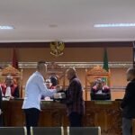 Eks Wakil Ketua DPRD Sukabumi Serahkan Rp230 Juta Uang Ganti Rugi dalam Kasus Penipuan Proyek Fiktif terdakwa korban dan saksi saat menandatangani kesepakatan di sidang kasus tipu gelap 1745846811028 169