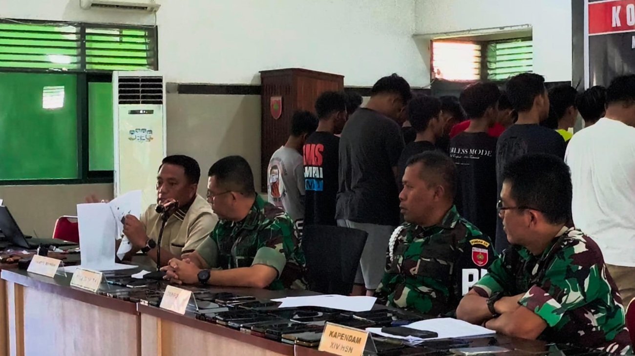 TNI Bongkar Sindikat Penipuan Online “Passobis” di Sulsel, 40 Pelaku Diamankan Termasuk Bocah 15 Tahun 1 tni EhOD large