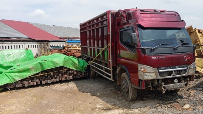Polda Kalbar Amankan Ribuan Batang Kayu Ulin Diduga Hasil Ilegal Logging dari Enam Lokasi 1 68188edc87ed3 polda kalbar amankan ribuan kayu belian atau kayu ulin siap