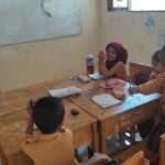 Aktivitas Mira guru honorer di SDN Pipitak Jaya 1 Kecamatan Piani Kabupaten Tapin