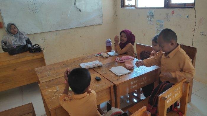Aktivitas Mira guru honorer di SDN Pipitak Jaya 1 Kecamatan Piani Kabupaten Tapin