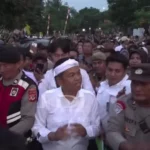 Dikepung Antusias Warga Cirebon, Gubernur Jabar Dedi Mulyadi Kawal Program Listrik Gratis untuk 2.700 Rumah Gubernur Jawa Barat Dedi Mulyadi di jalan Desa Cipinang Kecamatan Beber Kabupaten Cirebon 1102811632