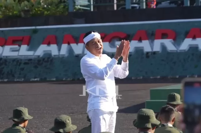 Dedi Mulyadi Dilaporkan ke Komnas HAM karena Program Pendidikan Militer untuk Siswa 'Nakal', Begini Tanggapan Lengkapnya 1 Gubernur Jawa Barat Dedi Mulyadi saat mendatangi barak militer 3041968291