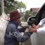 Mang Atun dan Gubernur Jawa Barat Saling Tarik Arit di Pinggir Jalan, Tolak Dijual Rp500 Ribu karena Dipakai Cari Makan Mang Atun dan Gubernur Jawa Barat Dedi Mulyadi berebut arit di jalan 1915637821