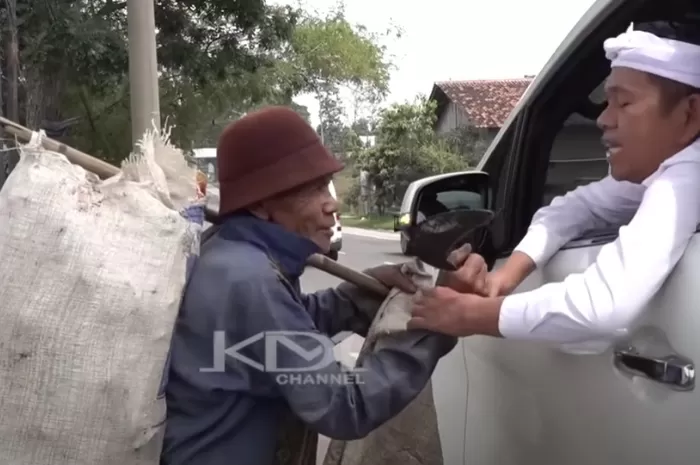 Mang Atun dan Gubernur Jawa Barat Saling Tarik Arit di Pinggir Jalan, Tolak Dijual Rp500 Ribu karena Dipakai Cari Makan 1 Mang Atun dan Gubernur Jawa Barat Dedi Mulyadi berebut arit di jalan 1915637821