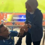 Romantis di Tengah Stadion, Putra Gubernur Dedi Mulyadi Diduga Lamar Wakil Bupati Garut Usai Laga Persib Maula Akbar putra Gubernur Dedi Mulyadi tampak seperti melamar wakil bupati Garut 3838302199