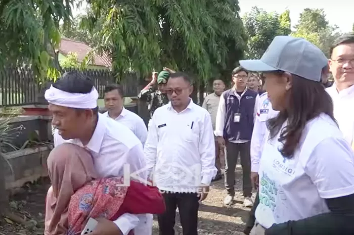 Momen Haru di Purwakarta: Penjual Nasi Langganan Peluk Gubernur Dedi Mulyadi sambil Menangis 1 Momen haru penjual nasi peluk Gubernur Jawa Barat Dedi Mulyadi yang dulu langganannya saat sekolah 3518641404