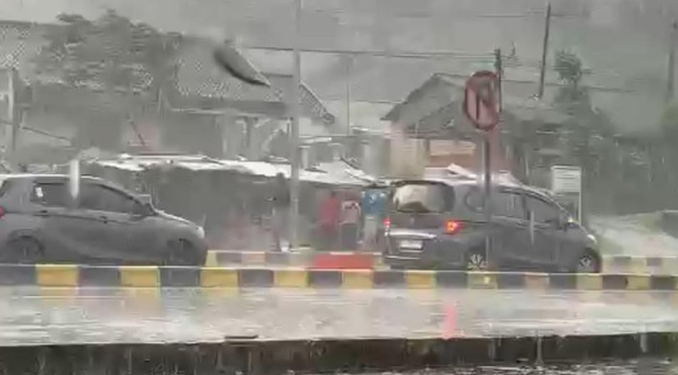 Diterjang Cuaca Ekstrem, Gerbang Tol Parungkuda Ditutup Sementara – Lalin Dialihkan ke Cigombong 1 Screenshot 2025 05 07 142406 e1746603280715