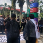Aksi Damai di Palangka Raya: Warga Desak Keadilan untuk Kades Tempayung, Serukan “Adat Bukan Pidana” Screenshot 2025 05 08 010126 1 e1746643044647