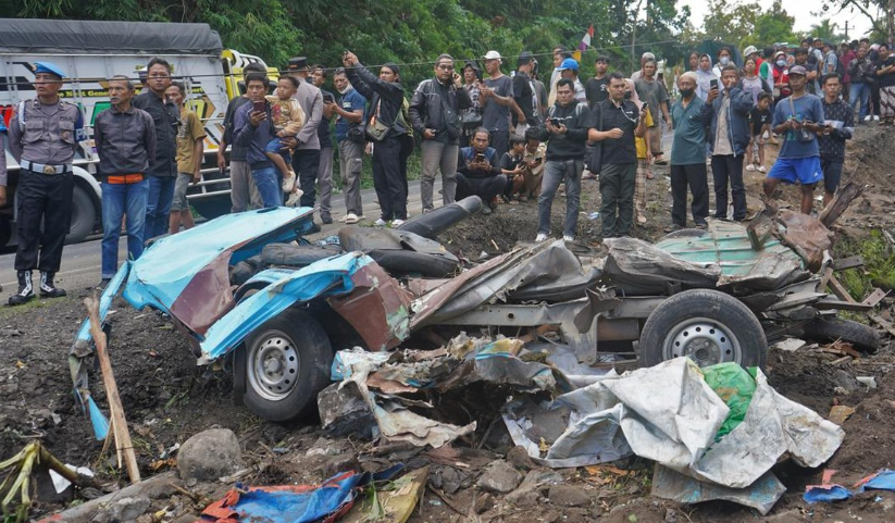 Tragedi di Kalijambe: Dump Truk Seruduk Angkot, 11 Tewas dan Beberapa Luka Berat 1 Screenshot 2025 05 08 103724