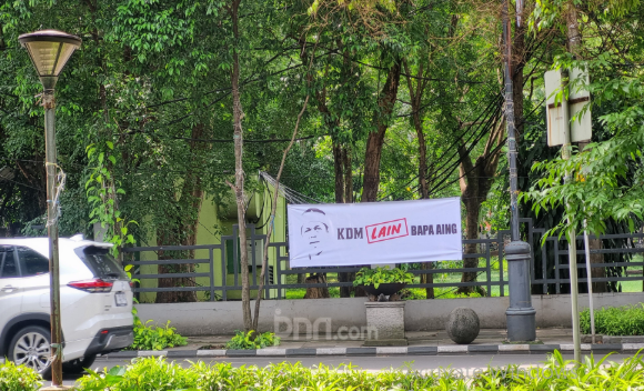 Ramai Spanduk ‘KDM Lain Bapa Aing’ di Bandung, Protes Diam Terhadap Gubernur Jabar Dedi Mulyadi 1 Screenshot 2025 05 10 004012