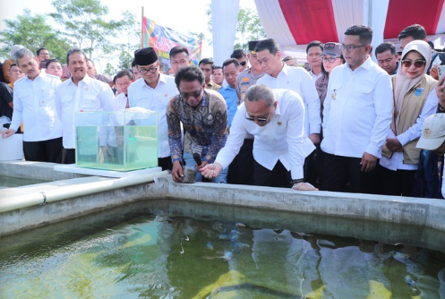 Menko Zulhas dan Mendes Yandri Canangkan Desa Ekspor di Pandeglang: Dorong Ikan Mas Koki Tembus Pasar Internasional 1 Screenshot 2025 05 10 005258