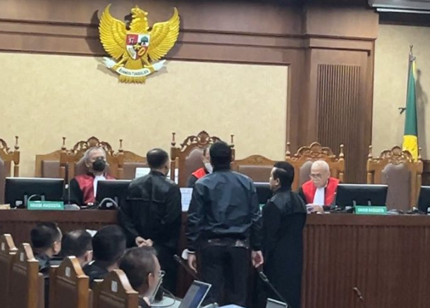 Sidang Tegang Hasto Kristiyanto: Pengacara Pertanyakan Potensi Senjata di Ruang Sidang 1 Screenshot 2025 05 10 103825