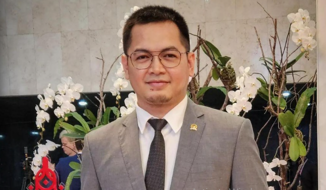 Tommy Kurniawan Tampil Bak Hakim di Sidang MKD Ahmad Dhani, Ini Latar Belakang dan Pendidikan Politiknya 1 Screenshot 2025 05 15 092613