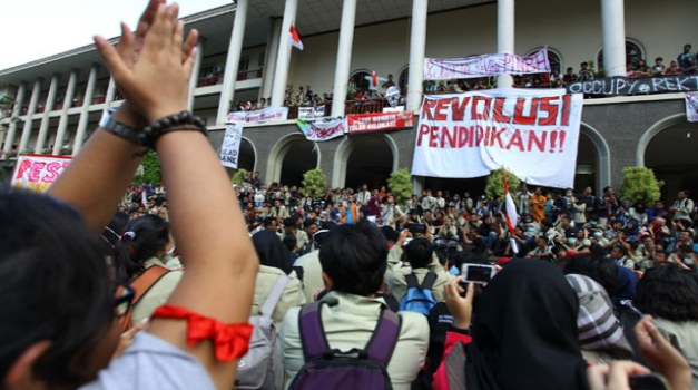 Mahasiswa UGM Gelar Aksi Kemah di Depan Rektorat: Protes Penanganan Kekerasan Seksual dan Masuknya Militerisme di Kampus 1 Screenshot 2025 05 15 092719
