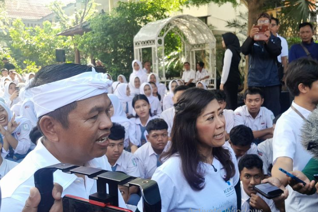 Menkomdigi Meutya Hafid Tinjau Program Pendidikan Karakter di Barak Militer Purwakarta 1 Screenshot 2025 05 15 111317