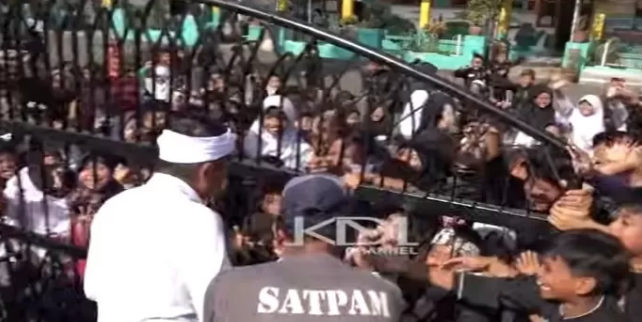 Disambut Riuh Siswa SD, Gubernur Jabar Dedi Mulyadi Berlari Penuhi Panggilan dari Gerbang Sekolah 1 Screenshot 2025 05 16 102332