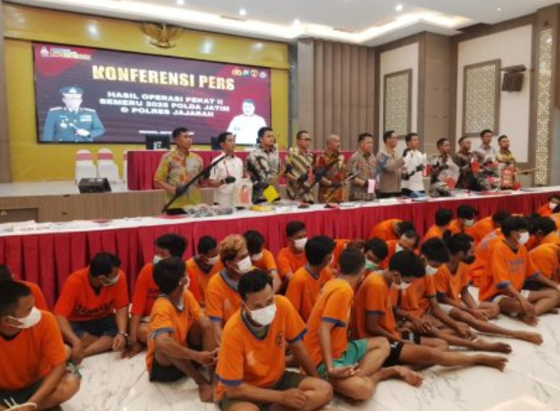 Operasi Pekat II Semeru 2025, Polda Jatim Ungkap 1.863 Kasus dan Amankan 2.336 Tersangka 1 Screenshot 2025 05 16 145006