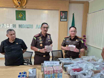 Jaksa Beberkan Hasil Sitaan Dugaan Korupsi PT Dok dan Perkapalan Waiame: Uang Miliaran, Barang Mewah, hingga Dua Mobil 1 Screenshot 2025 05 20 083353