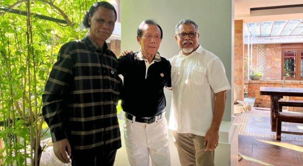 Hercules Sujud dan Cium Tangan Sutiyoso: “Kami Setia, Kami Anak Bapak” 1 Screenshot 2025 05 29 083033