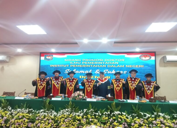 Inspektur Muda Keuangan Kejagung, Dr. Efendi, S.H., M.H., Raih Gelar Doktor Ilmu Pemerintahan IPDN ke-328 dengan Predikat Cumlaude 1 Screenshot 2025 05 29 083310