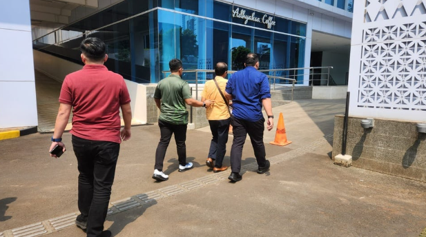 Wartawan Gadungan Pemeras Jaksa Ditangkap Tim Intelijen Kejati Jakarta, Uang Rp5 Juta Jadi Barang Bukti 1 Screenshot 2025 05 30 081830