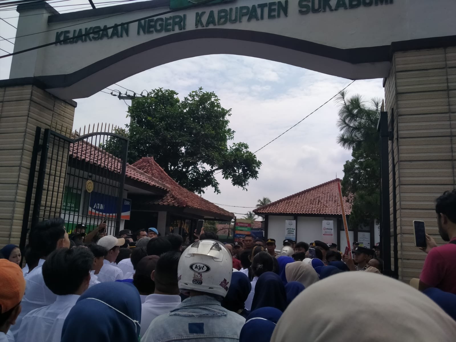 Ormas Diaga Muda Indonesia Gelar Aksi di Kejari Sukabumi, Desak Penuntasan Kasus Hukum dan Pemberantasan Markus 1 WhatsApp Image 2025 05 08 at 14.22.40 20dc745a