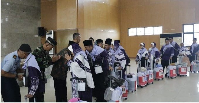 60 Jamaah Haji Belitung Tahun 1446 H Resmi Diberangkatkan Bupati Djoni. Ini Perjalanan Spiritual yang Mulia 1 WhatsApp Image 2025 05 08 at 21.37.46 9e8de68b