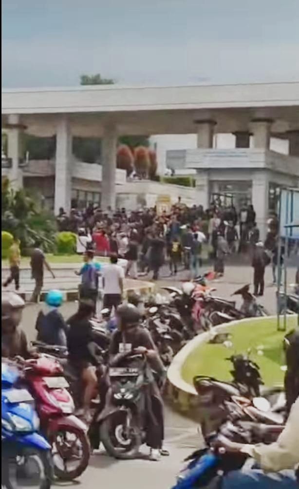 Bentrokan Warnai Aksi Unjuk Rasa Tolak Pungli di PT Goldstar Indonesia Sukalarang 1 WhatsApp Image 2025 05 08 at 22.17.32 c8ce1351