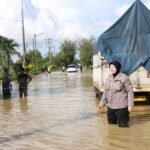 Hujan Deras Sebabkan Banjir di Jalan Raya Sumenep – Pamekasan, Polres Sumenep Lakukan Pengalihan Arus dan Bantu Evakuasi WhatsApp Image 2025 05 14 at 10.04.17 1e82c4d4