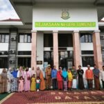 Ini Alasan Camat Raas Mengantarkan warganya ke Kantor Kejaksaan Negeri Sumenep Terkait Penerima Bantuan Stimulan Perumahan Swadaya (BSPS) Tahun 2024. WhatsApp Image 2025 05 21 at 08.55.30 5b6eb95f