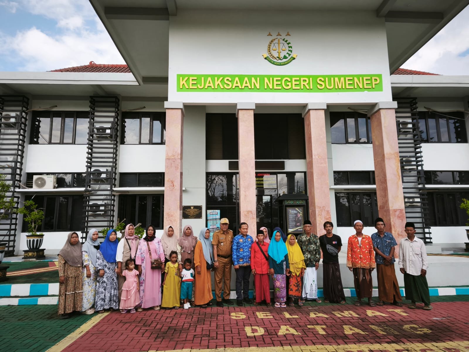 Ini Alasan Camat Raas Mengantarkan warganya ke Kantor Kejaksaan Negeri Sumenep Terkait Penerima Bantuan Stimulan Perumahan Swadaya (BSPS) Tahun 2024. 1 WhatsApp Image 2025 05 21 at 08.55.30 5b6eb95f