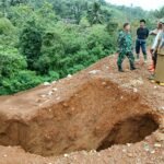 “Longsor Akibat Proyek Kandang PT CMS Timbun Lahan Warga, Keluhan Tak Digubris” WhatsApp Image 2025 05 26 at 13.06.11 85957cc6