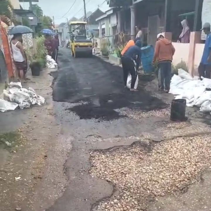 Berkat Desakan Para Ketua RT Akhirnya Jalan Poros Desa Kalianget timur di Perbaiki. 1 WhatsApp Image 2025 05 27 at 08.26.18 9a04a626