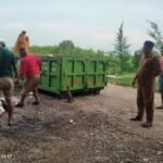 Perangkat Desa Kalianget timur Bersama Dinas DLH Bersihkan sampah dilokasi Jembatan Cinta. WhatsApp Image 2025 05 27 at 21.41.01 47280688