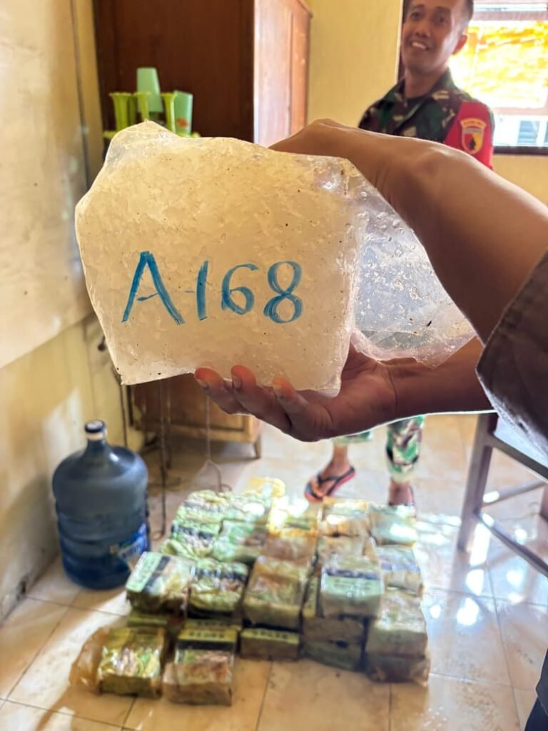 Penemuan Diduga Narkotika Jenis Sabu Seberat 35 Kg Gegerkan Perairan Masalembu 2 WhatsApp Image 2025 05 30 at 07.16.32 0104f627