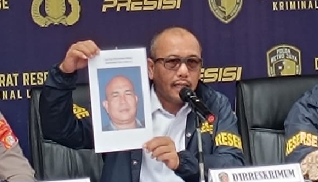 dirkrimum polda metro jaya kombes wira satya triputra memperlihatkan tampang ketua mpc pemuda pancasila muhammad reza dpo kasu 1748238076315 169