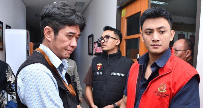 dua orang pengurus yayasan kebun binatang bandung berinisial s 241126112702 605