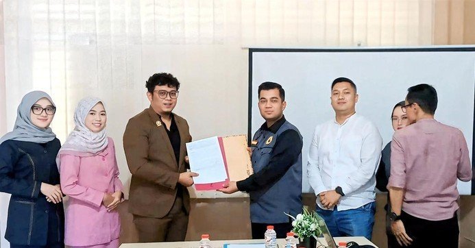 DPRD Sukabumi Resmi Adukan Dugaan Pungli Rekrutmen Buruh ke Saber Pungli 1 ferry supriadi menyerahkan laporan soal dugaan pungki ke ketua saber pungli kompol zulkarnaen 1747385677021 169