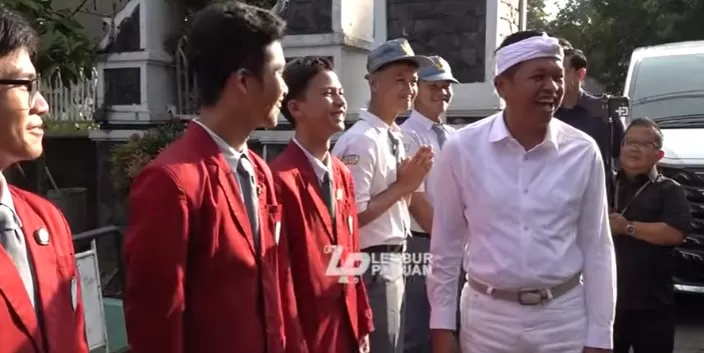 Kunjungi SMAN 2 Purwakarta, Gubernur Jabar Tertawa Dengar Uang Jajan Siswa: “Kerja BUMN, Gede Banget!” 1 gubernur jawa barat uang saku anak SMA 111538212