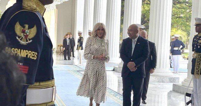 Hangat dan Berkesan: Momen Didit Hediprasetyo Berbincang dengan Brigitte Macron di Istana Merdeka 1 istri presiden prancis brigitte macron sempat berbincang hangat dengan putra presiden prabowo didit hediprasetyo di istana mer 1748403900266 169