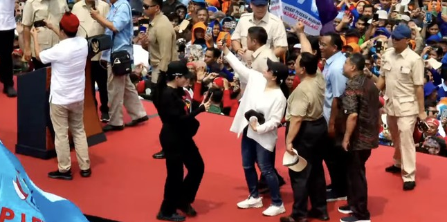 ketua dpr ri puan maharani mengajak presiden prabowo subianto selfie saat perayaan hari buruh di monas dok youtube setpres 1746085420337 169