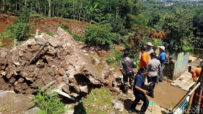 Ahli Geologi Ungkap Penyebab Pergerakan Tanah di Sumedang: Ancaman Longsor Masih Tinggi 1 kondisi pergerakan tanah di desa cisalak kecamatan cisarua sumedang 1746515487303 169