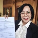 Penggugat Ijazah Jokowi Diadukan ke Polisi Terkait Dugaan Ujaran Kebencian, Ini Rinciannya pengacara asri purwanti saat menunjukan surat bukti aduan di mapolresta solo kamis 1552025 1747296873988 169
