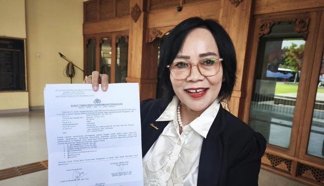 Penggugat Ijazah Jokowi Diadukan ke Polisi Terkait Dugaan Ujaran Kebencian, Ini Rinciannya 1 pengacara asri purwanti saat menunjukan surat bukti aduan di mapolresta solo kamis 1552025 1747296873988 169