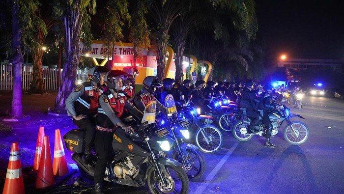 Polda Riau Gelar Patroli Skala Besar, Pastikan Keamanan Warga dari Premanisme hingga Geng Motor 1 polda riau menggelar patroli skala besar sabtu 1752025 malam untuk menjamin keamanan masyarakat 1747503097258 169